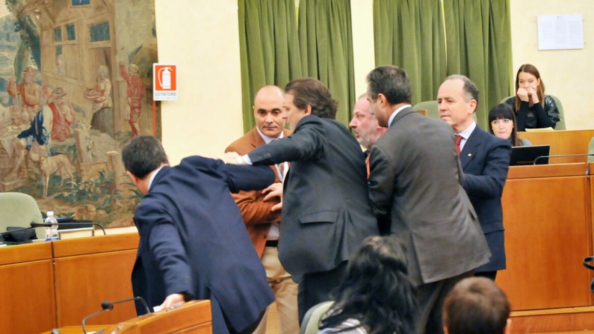 Ιταλία: Ένταση (και) στο δημοτικό συμβούλιο του Πεδεμοντίου